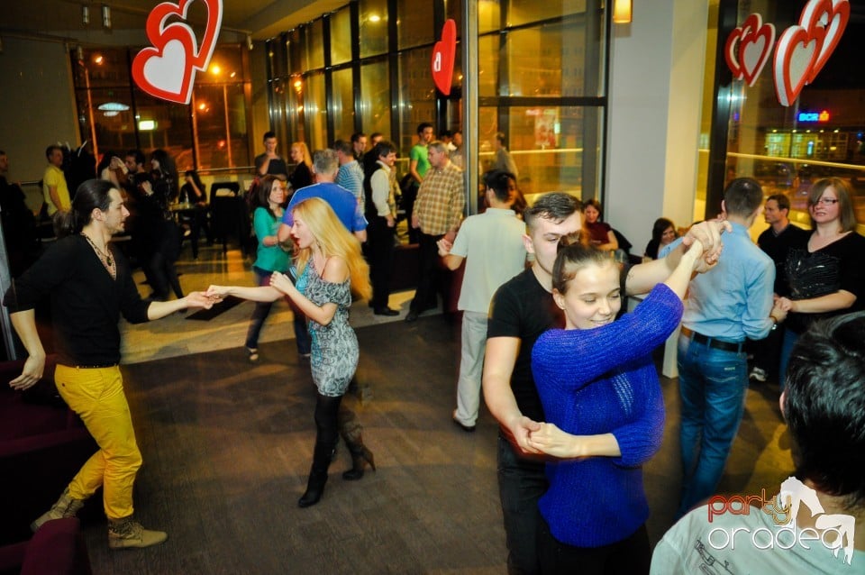 Vineri dansam in Blondy's, 