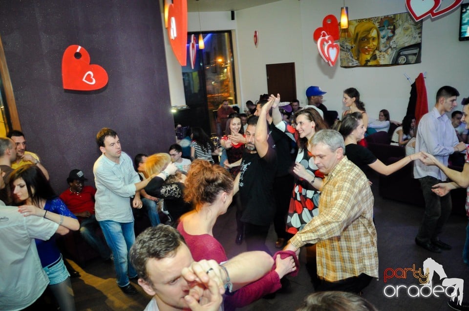 Vineri dansam in Blondy's, 