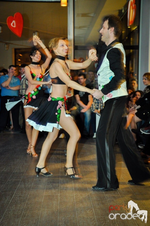 Vineri dansam in Blondy's, 