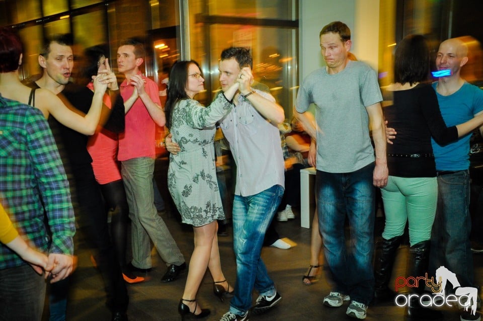 Vineri dansam in Blondy's, 