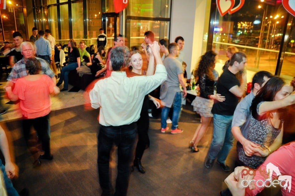 Vineri dansam in Blondy's, 