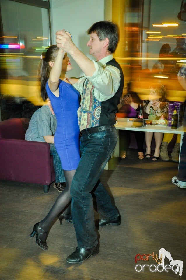 Vineri dansam in Blondy's, 