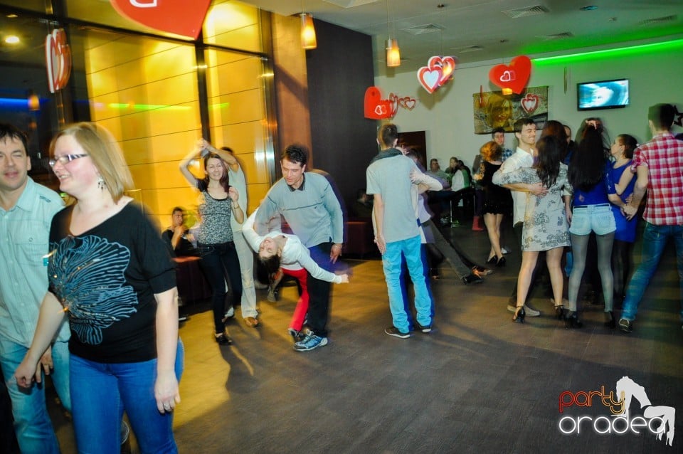 Vineri dansam in Blondy's, 