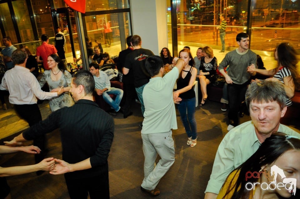 Vineri dansam in Blondy's, 