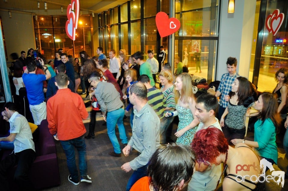 Vineri dansam in Blondy's, 