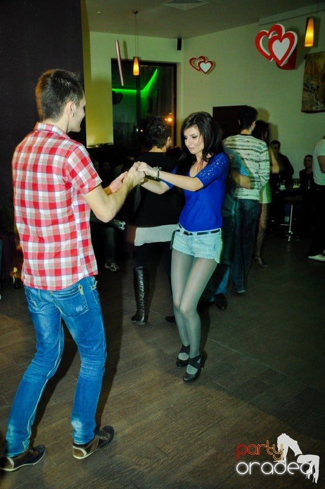 Vineri dansam in Blondy's, 