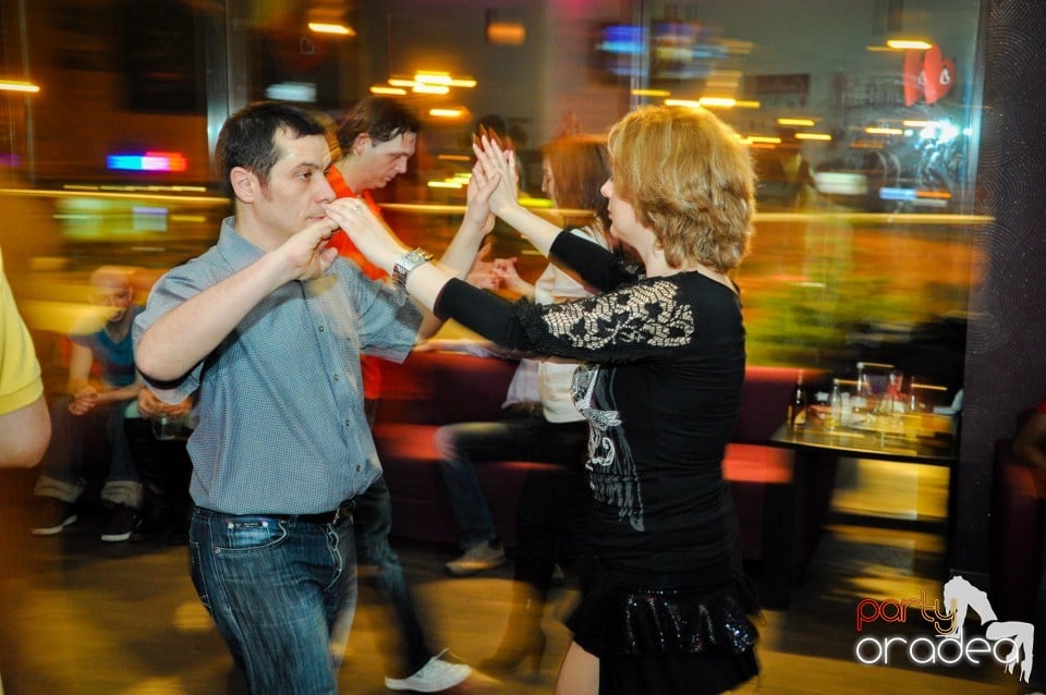 Vineri dansam in Blondy's, 