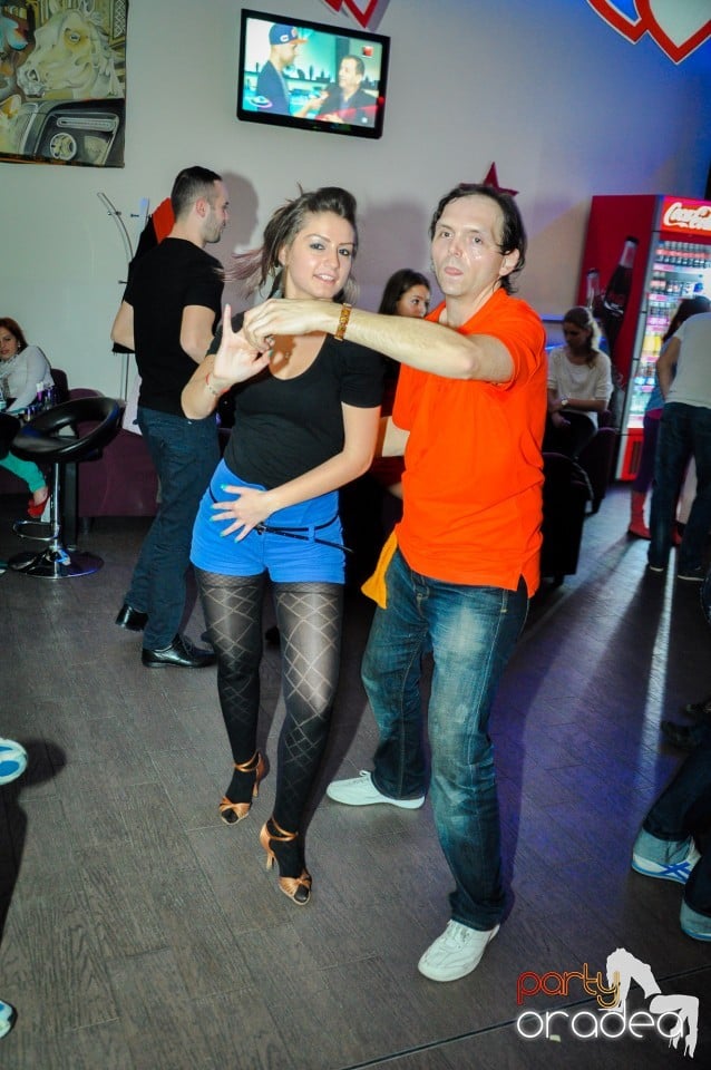 Vineri dansam in Blondy's, 