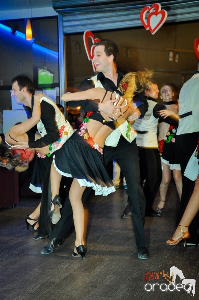 Vineri dansam in Blondy's, 