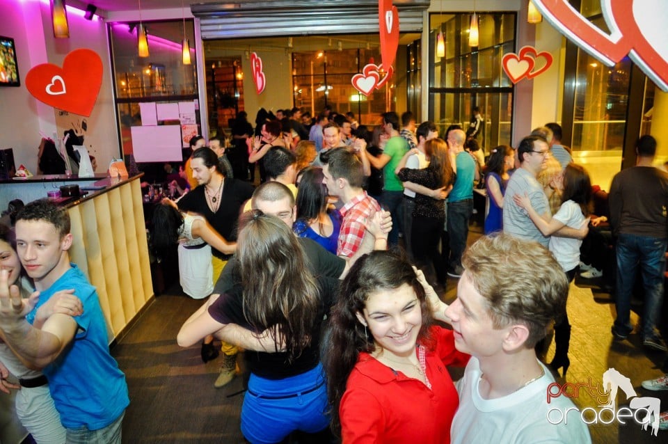 Vineri dansam in Blondy's, 