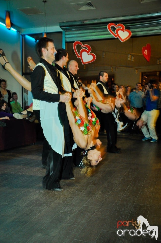 Vineri dansam in Blondy's, 