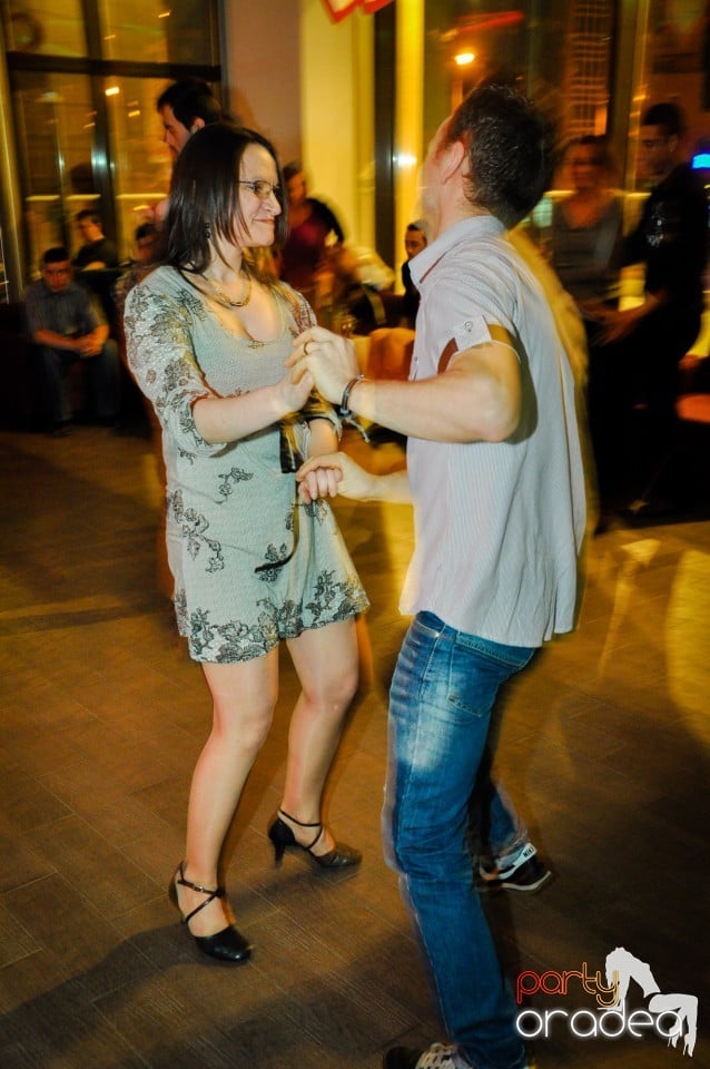 Vineri dansam in Blondy's, 