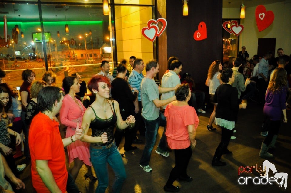 Vineri dansam in Blondy's, 