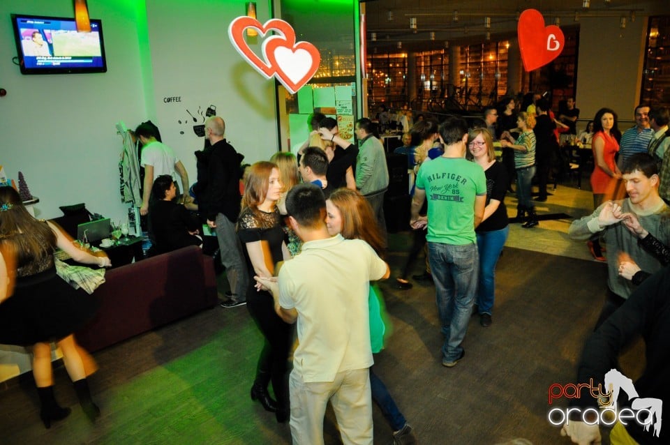 Vineri dansam in Blondy's, 