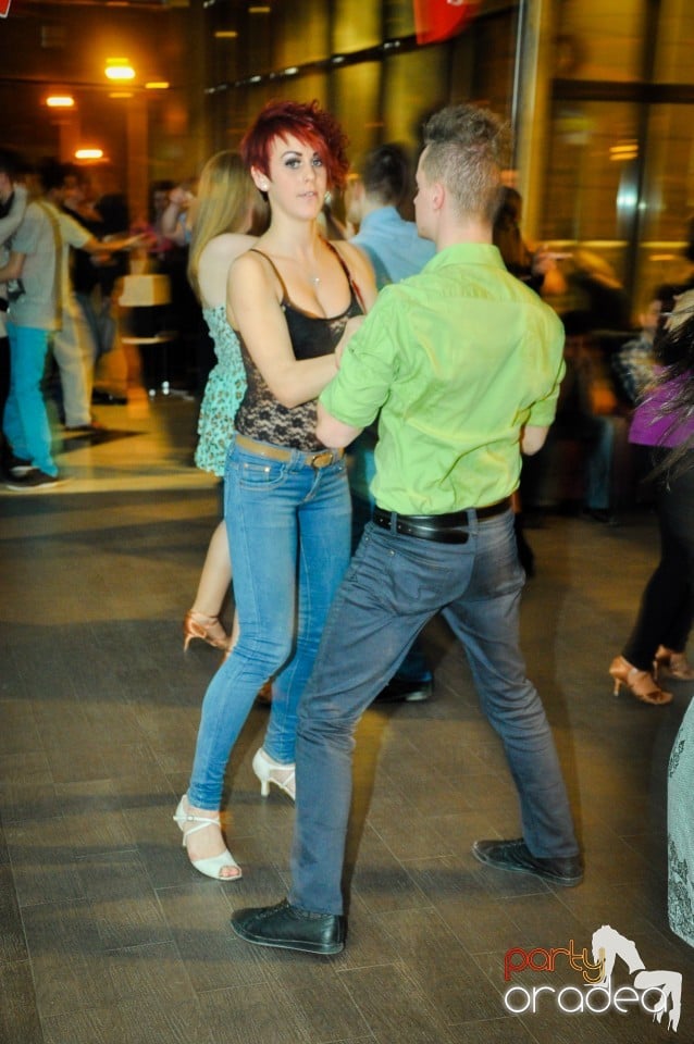 Vineri dansam in Blondy's, 