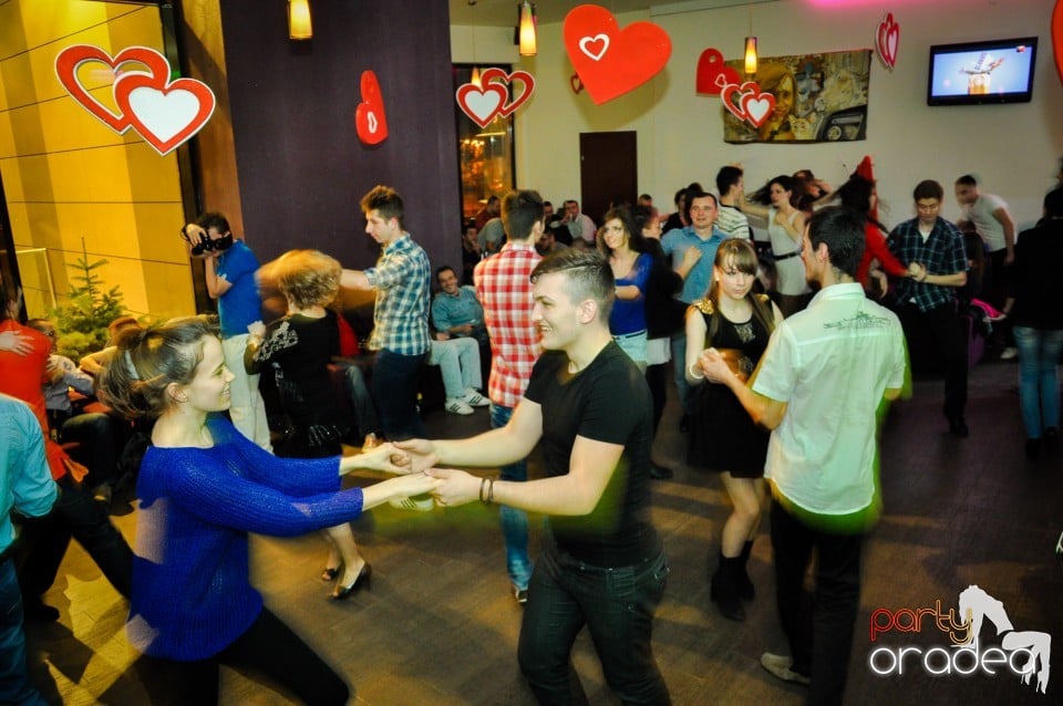 Vineri dansam in Blondy's, 