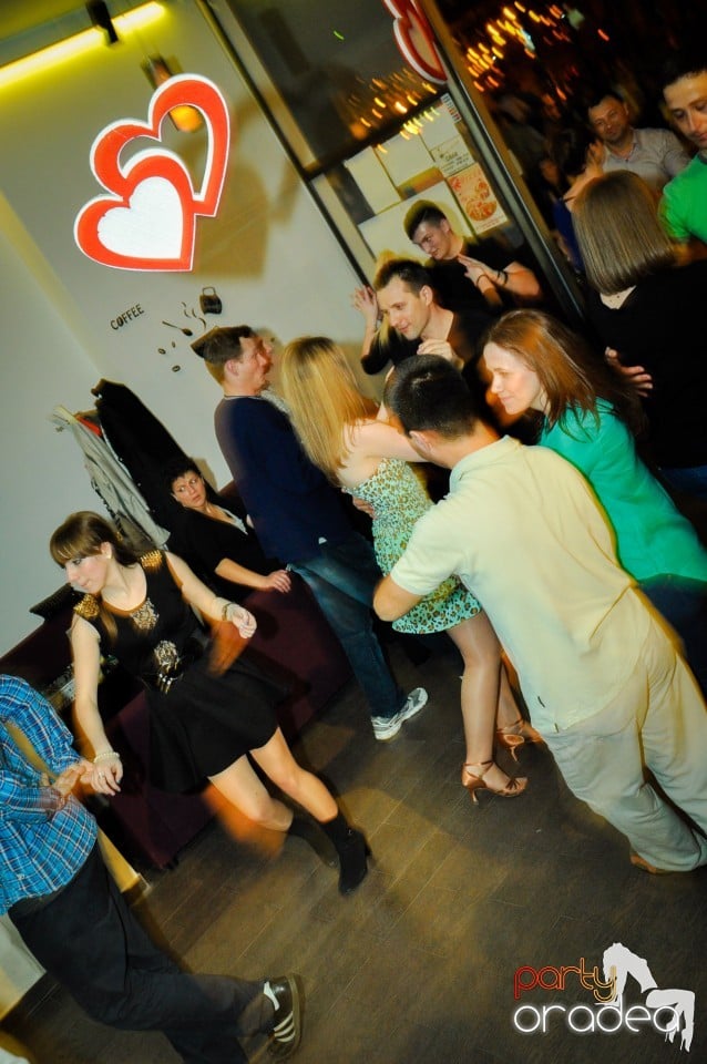 Vineri dansam in Blondy's, 