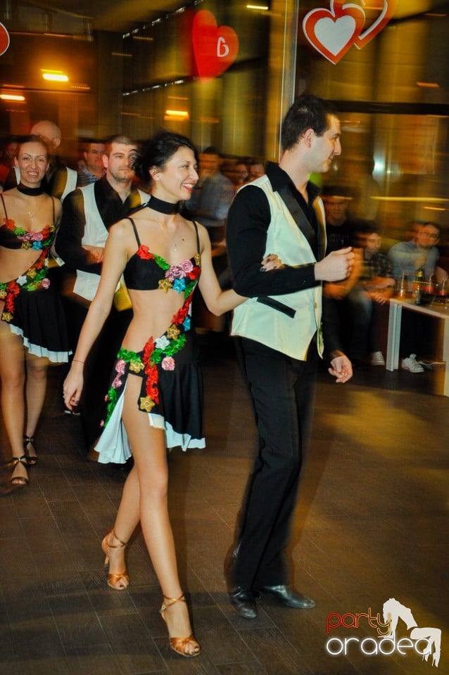 Vineri dansam in Blondy's, 