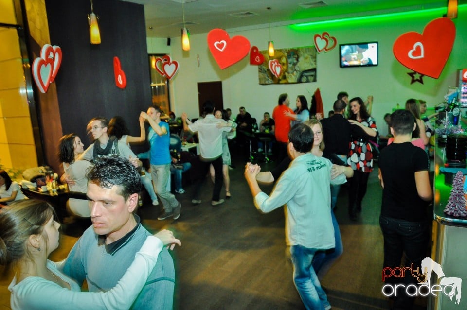 Vineri dansam in Blondy's, 