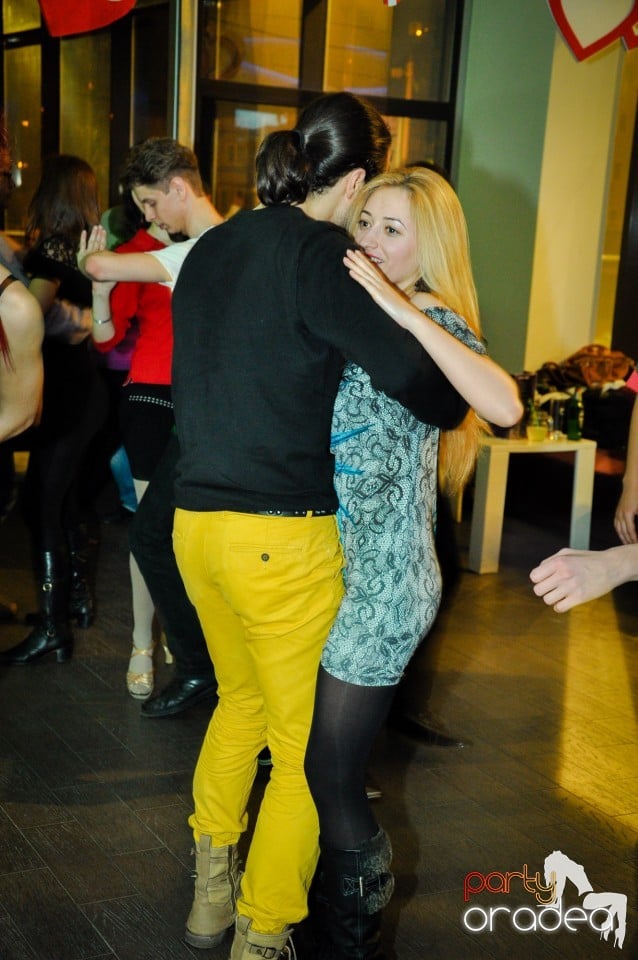 Vineri dansam in Blondy's, 