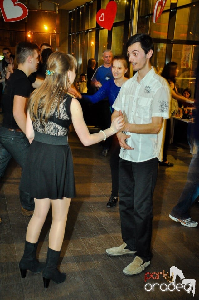 Vineri dansam in Blondy's, 