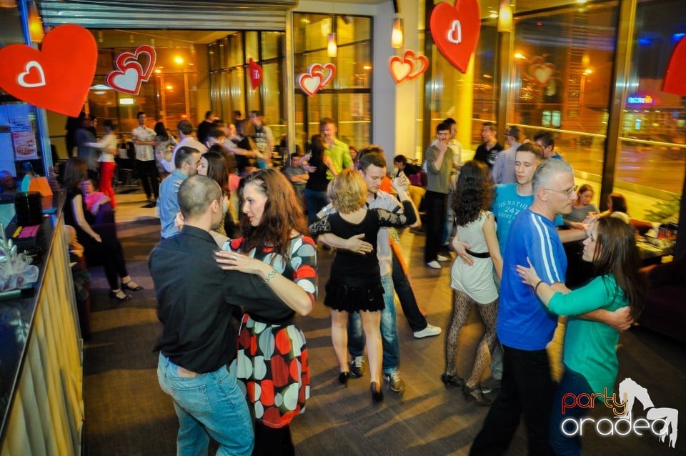 Vineri dansam in Blondy's, 