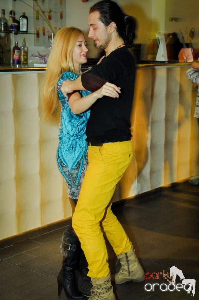 Vineri dansam in Blondy's, 