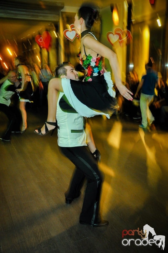 Vineri dansam in Blondy's, 