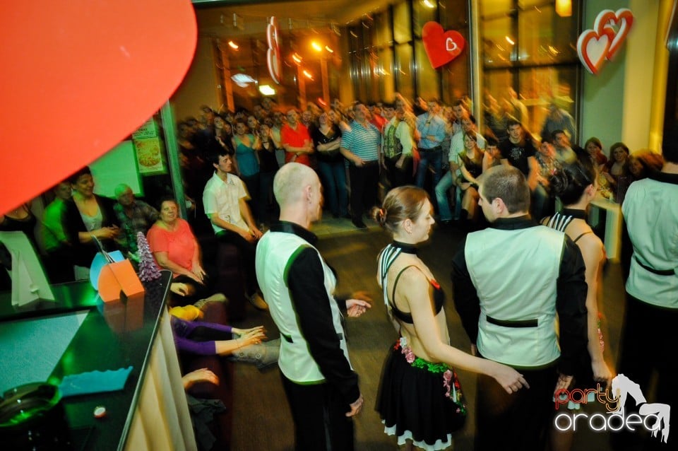 Vineri dansam in Blondy's, 