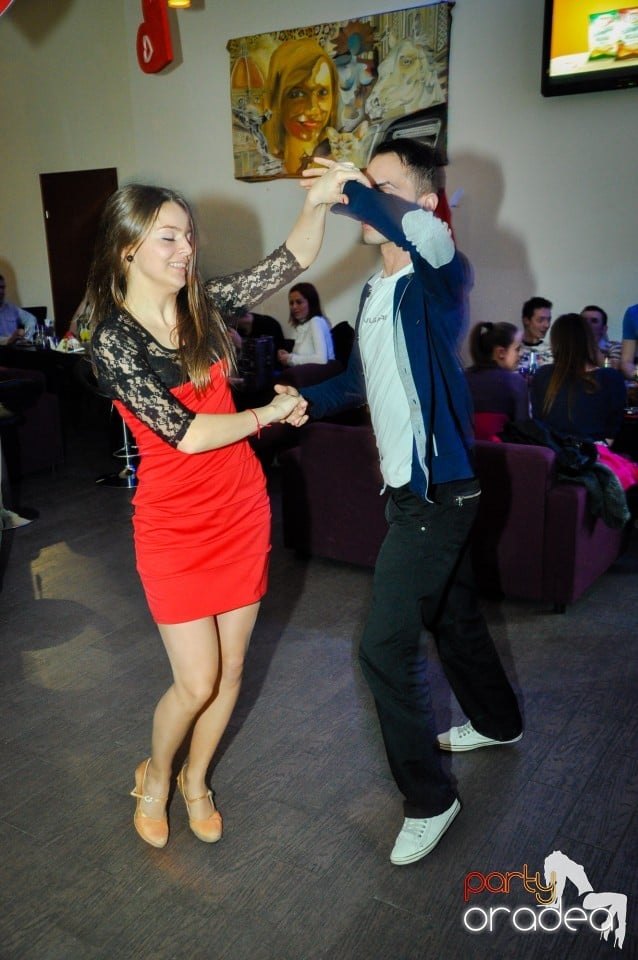 Vineri dansam in Blondy's, 