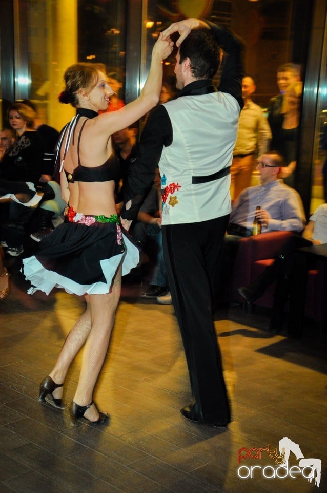 Vineri dansam in Blondy's, 