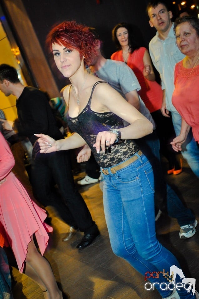 Vineri dansam in Blondy's, 