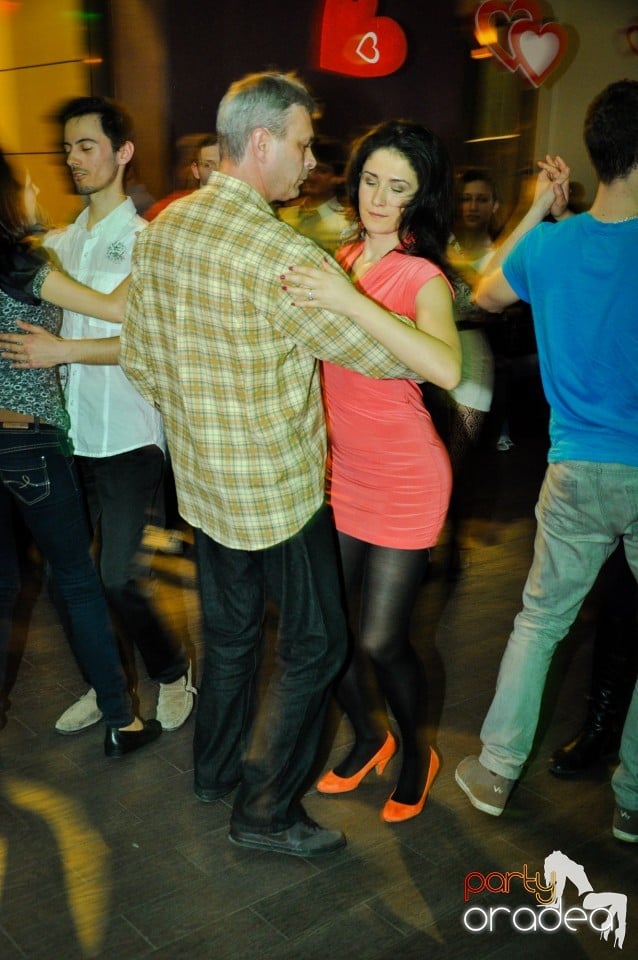 Vineri dansam in Blondy's, 