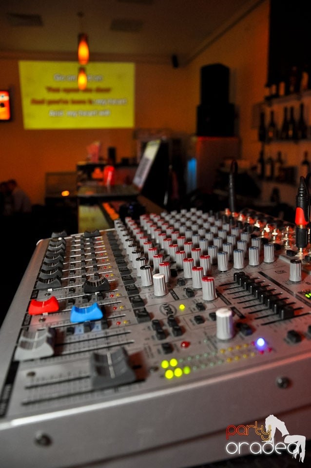 Seară de karaoke în Blondy's, 