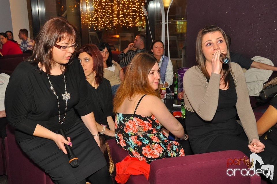 Seară de karaoke în Blondy's, 