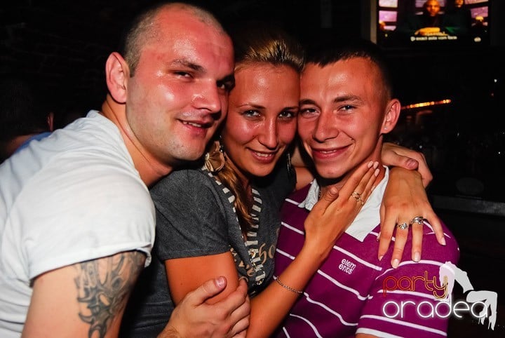 Seară incendiară în Club Escape, 