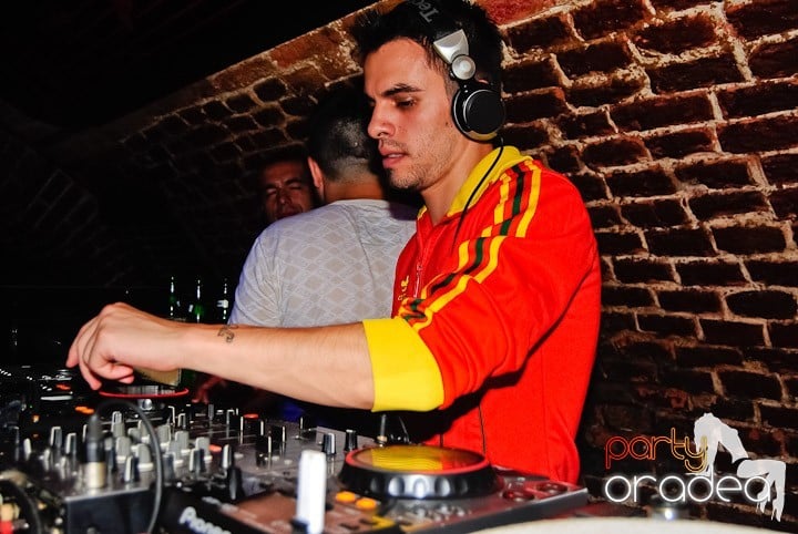 Seară incendiară în Club Escape, 