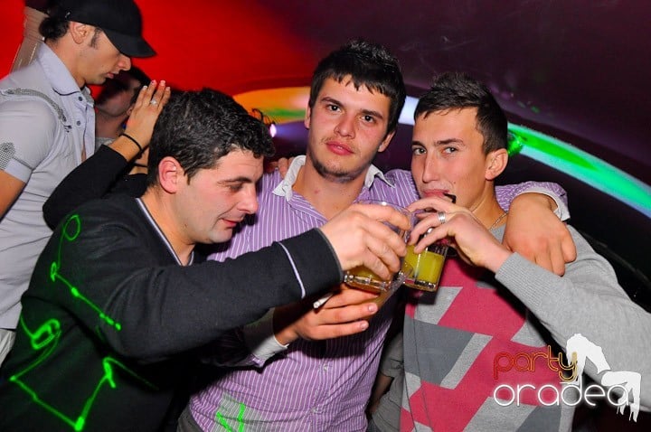 Sfârşit de săptămână în Club Atti's, 