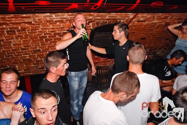 Sfârşit de săptămână în Club Escape, 