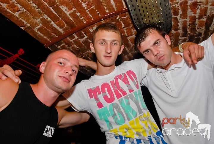 Sfârşit de săptămână în Club Escape, 