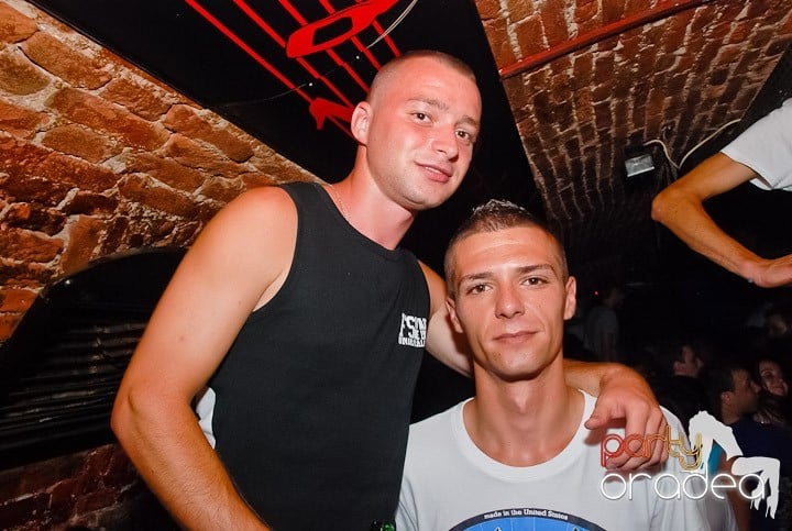 Sfârşit de săptămână în Club Escape, 