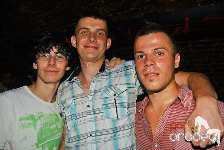 Sfârşit de săptămână în Club Escape, 