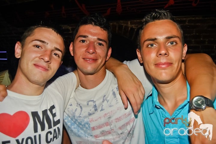 Sfârşit de săptămână în Club Escape, 