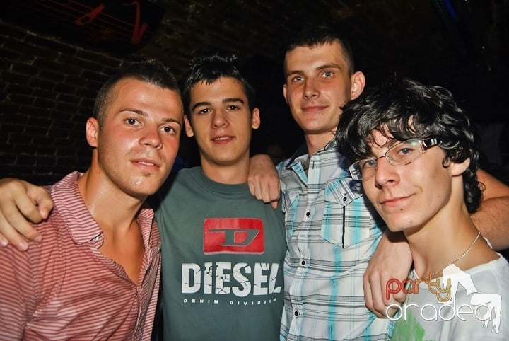 Sfârşit de săptămână în Club Escape, 