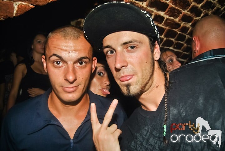 Sfârşit de săptămână în Club Escape, 