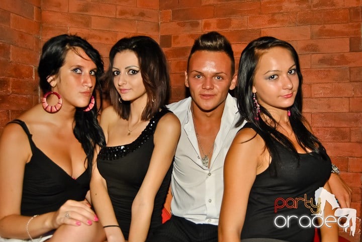 Sfârşit de săptămână în Club Escape, 