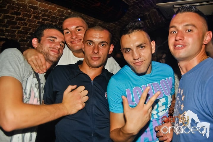 Sfârşit de săptămână în Club Escape, 