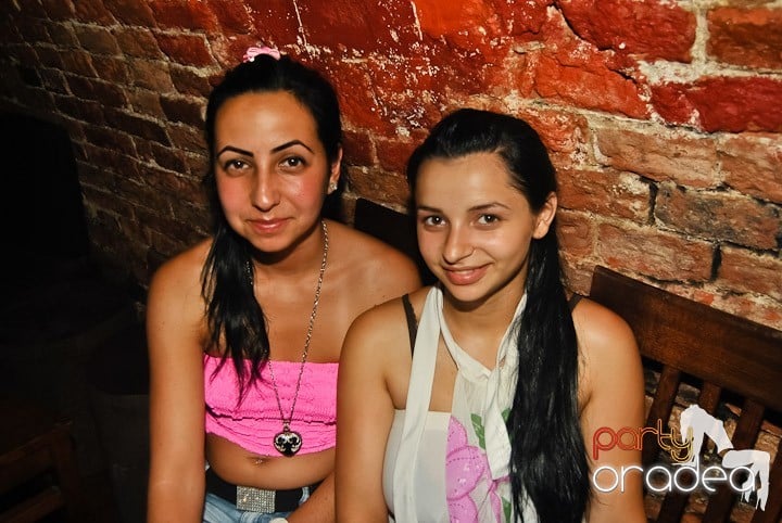 Sfârşit de săptămână în Club Escape, 