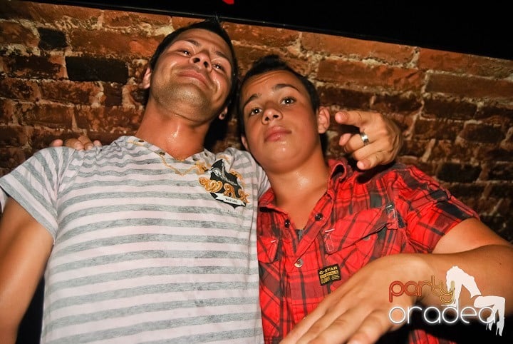 Sfârşit de săptămână în Club Escape, 