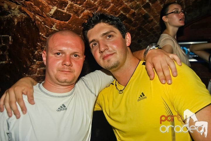 Sfârşit de săptămână în Club Escape, 